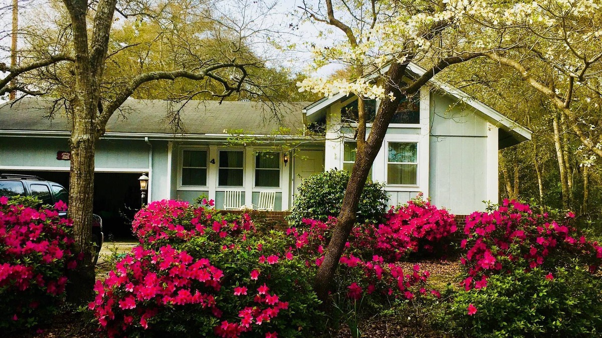 Long Beach House | John's Crab Shack - Fenced Backyard - Close Beach Walk