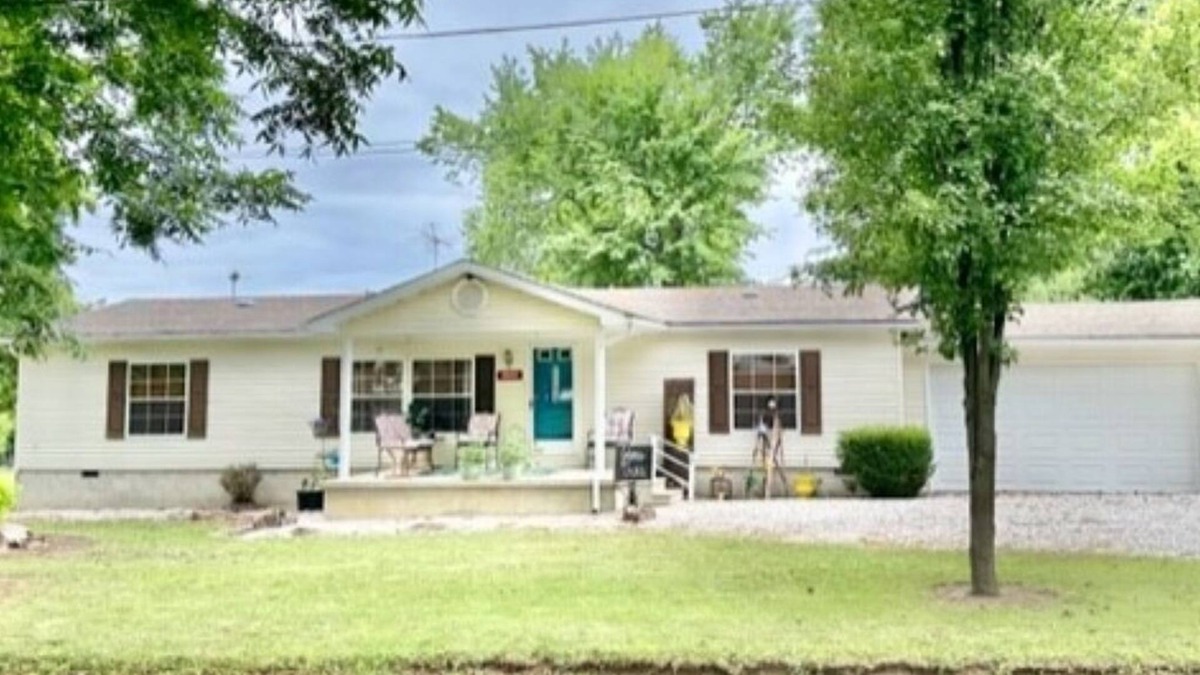 Wheatland House | Johnnie Sue’s in Wheatland. 3 bed, 2 bath home, plenty of parking, sleeps 10.
