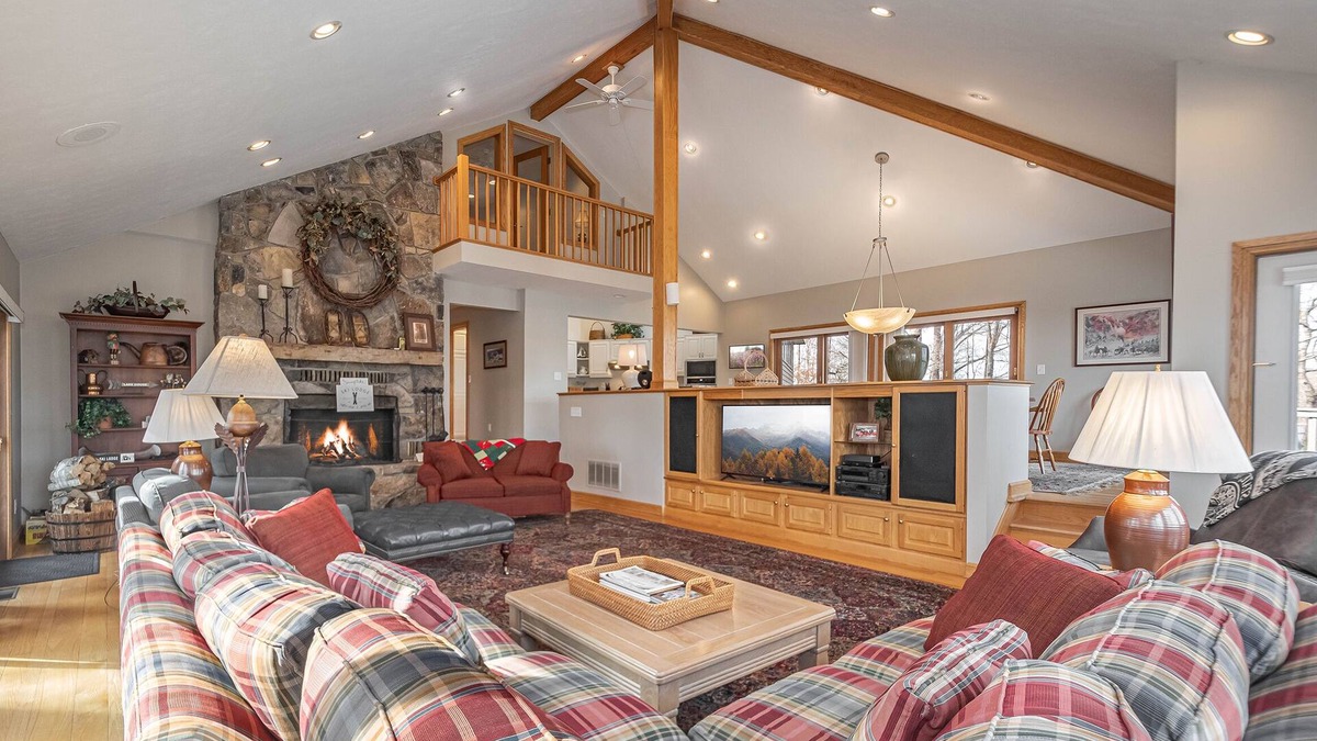Crellin House | Johnny Appleseed | Lakefront + Pool Access