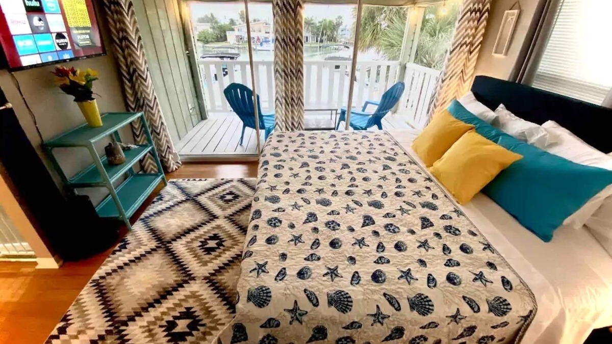Capri Isle Apartment | Johns Pass Retreat! Water View! 5min Walk to Beach