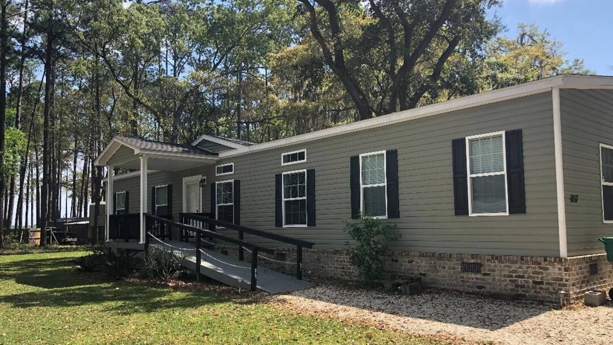 Shellman Bluff House | "Johnsons Coastal Retreat" in Shellman Bluff is a large 4 bedroom/ 2 bath home