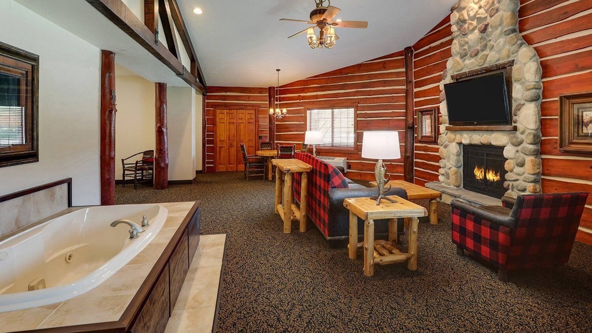 Johnston Hotel | Johnston Retreat: Enjoy On-site Bearly's Bar in Our Rustic-Themed Stay, Parking