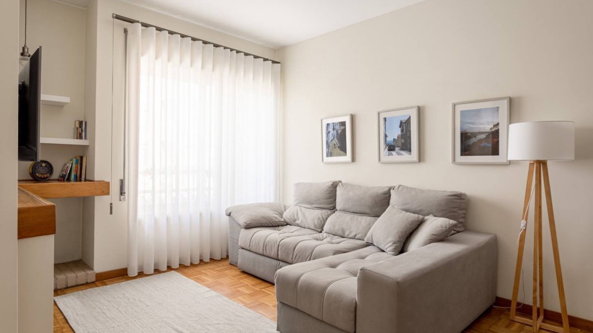Maia Apartment | JOIVY Stylish City Centre Flat with Parking