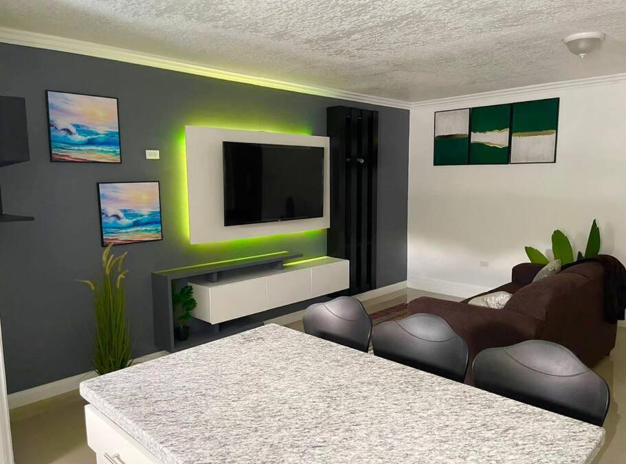Molynes Gardens Apartment | JoJo’s Stay- Cozy 1BR w/Pool and Breathtaking View