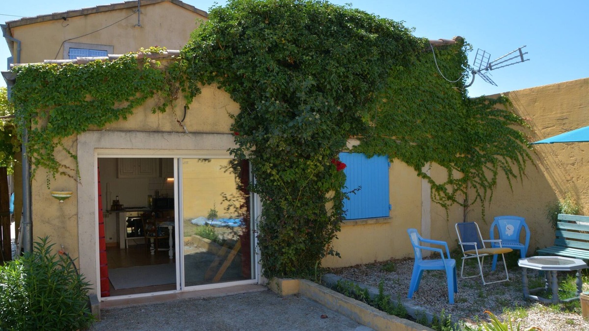 Carpentras Apartment | Joli Studio Avec Terrasse, Jardin et Piscine
