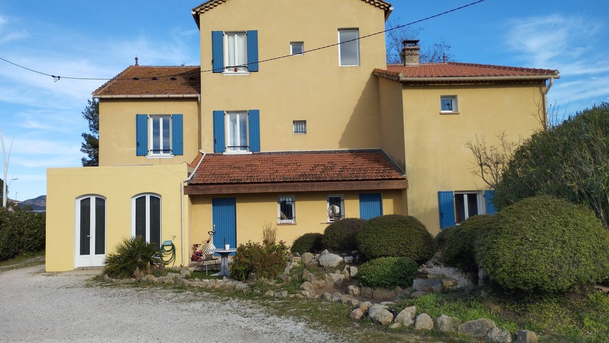 Le Pradet Apartment | Joli T1 , 36m2, sur Terrain de 1700m2, Proche Commerces et Plages
