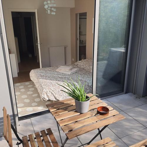 Capucins - Victoire House | Jolie suite parentale, chambre et salle d'eau, avec son coin de verdure à 5 minutes à pied du centre ville