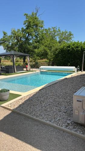 Bretenoux Villa | Jolie Villa indépendante climatisée 3 chambres tout confort 6 couchages, piscine chauffée 4 X 8 disponible selon météo de Mai à fin Septembre, Jacuzzi 4 places, boulodrome éclairé, ping-pong, wifi, proche commerces Animaux domestiques sur demande