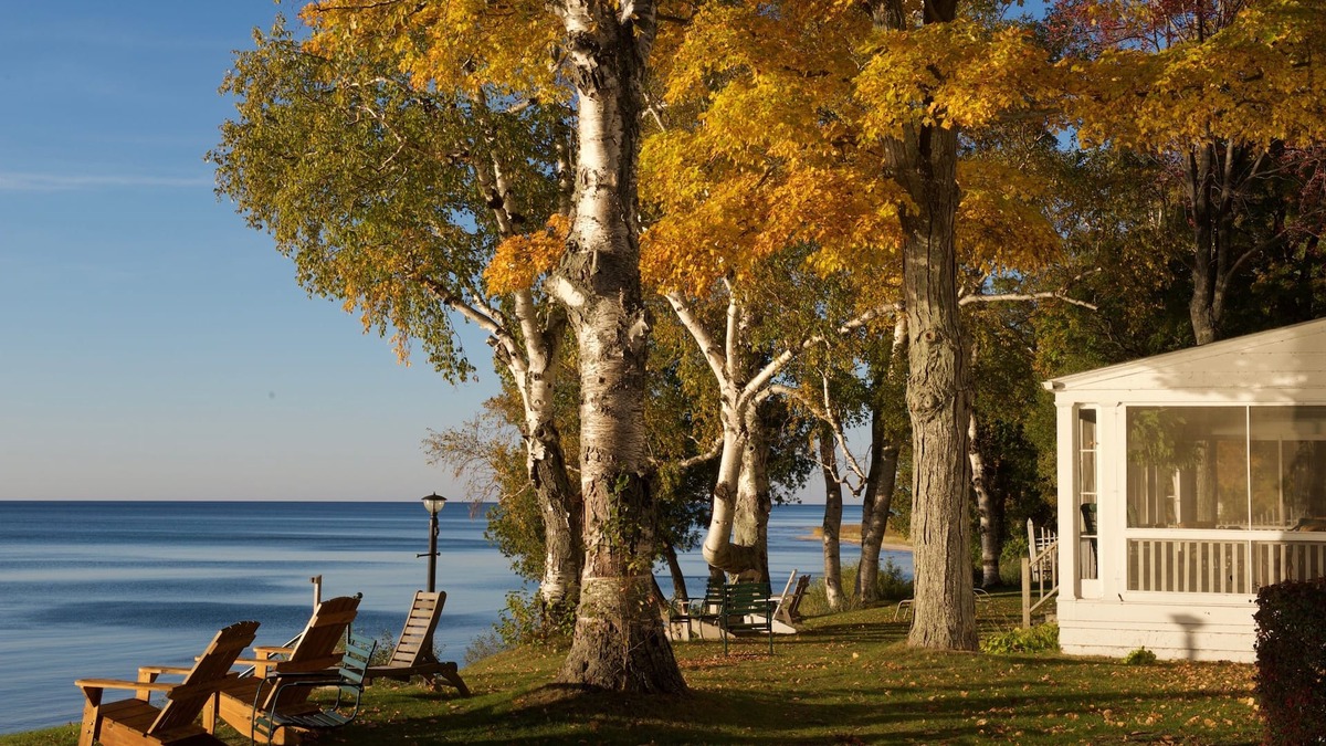 Lake Leelanau Cottage | JOLLI-LODGE~Beach Resort in Leland