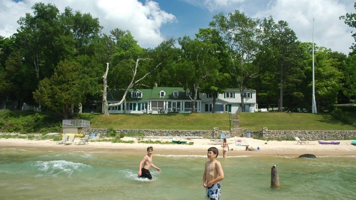 Lake Leelanau Condo | JOLLI-LODGE~Beach Resort in Leland