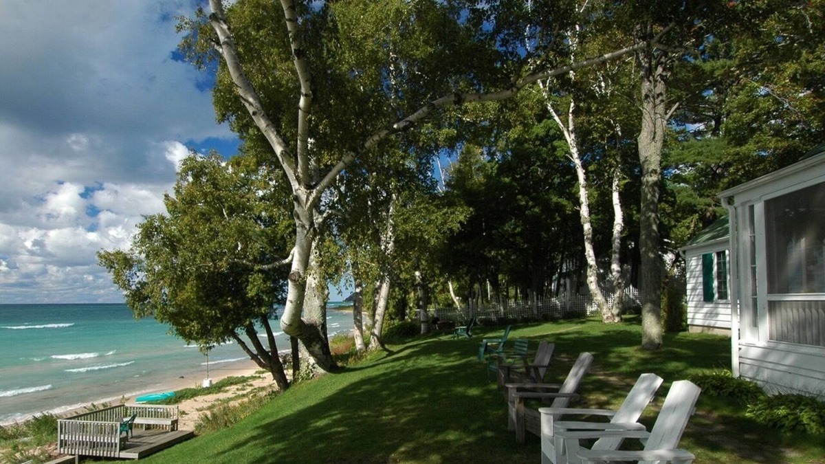 Lake Leelanau Cottage | JOLLI-LODGE~Beach Resort in Leland