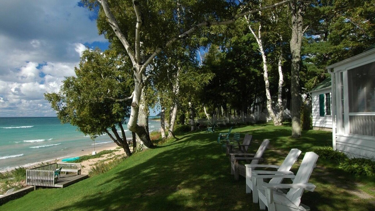 Lake Leelanau Apartment | JOLLI-LODGE~Beach Resort in Leland
