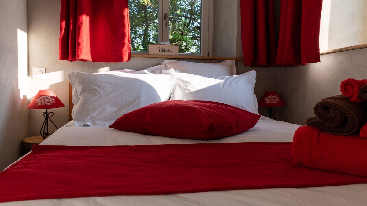 Sapois Bed & Breakfast | Jonquille Room with private entrance and pets allowed