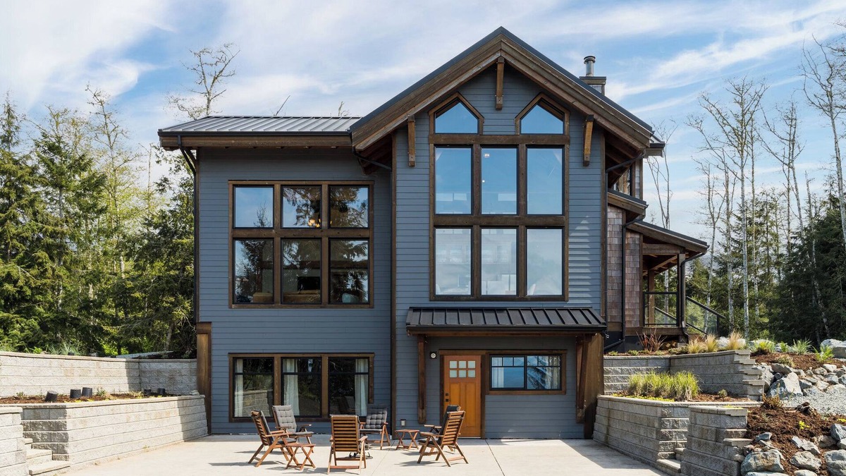 Juan de Fuca Electoral Area House | Jordan river kelp bed beach house