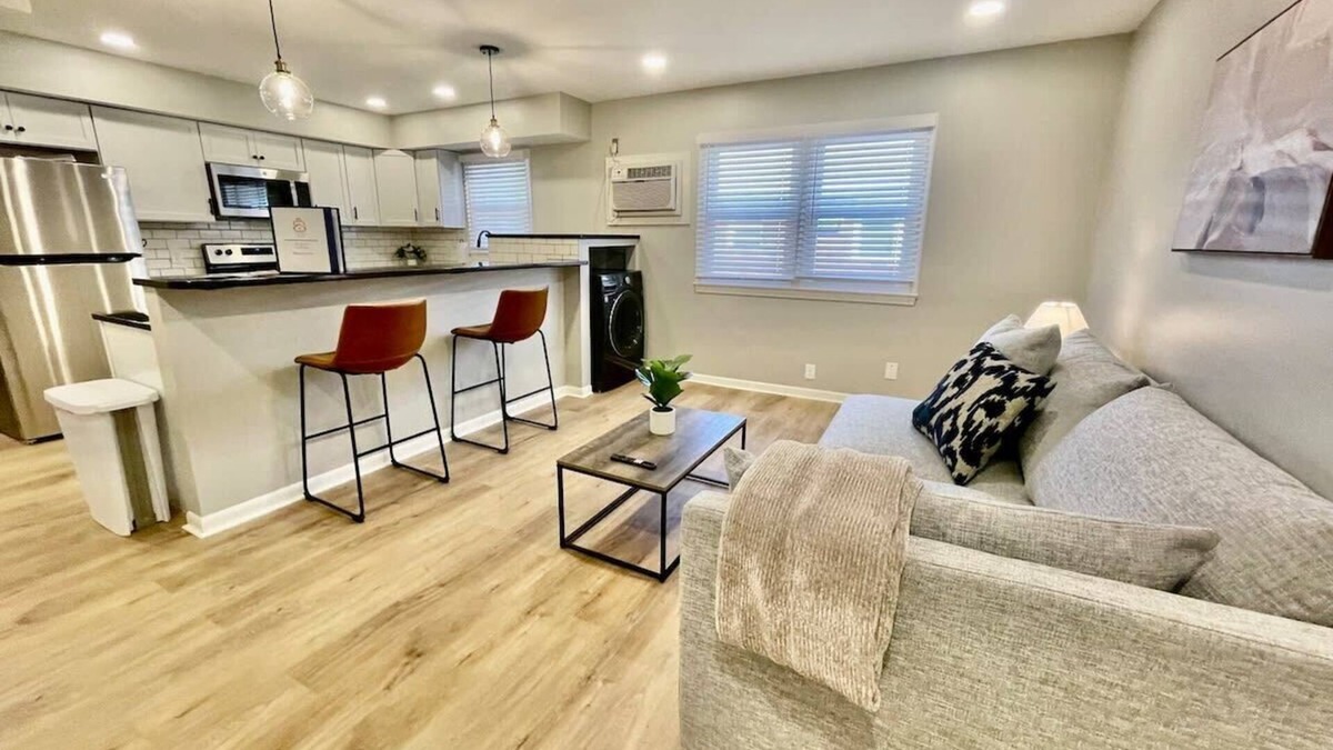 Joslyn Castle Apartment | Joslyn 6-Cozy in Midtown Omaha