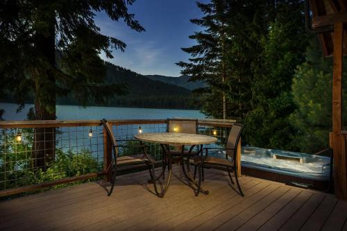 Leavenworth House | Journey's End on Fish Lake by NW Comfy Cabins