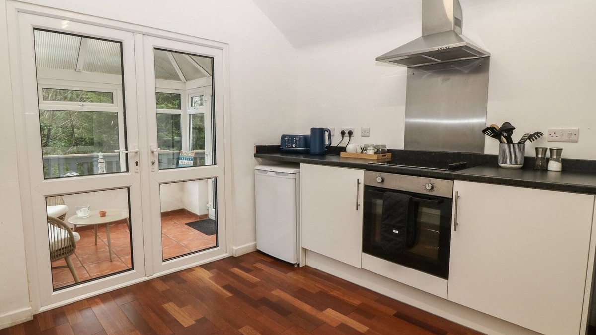 Pentraeth House | JOURNEY'S END, pet friendly, country holiday cottage in Benllech