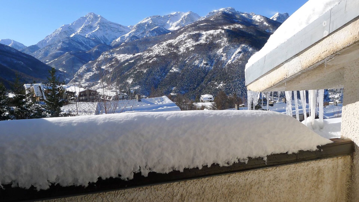 Sauze d'Oulx Apartment | Jouvenceaux - next to chair lift