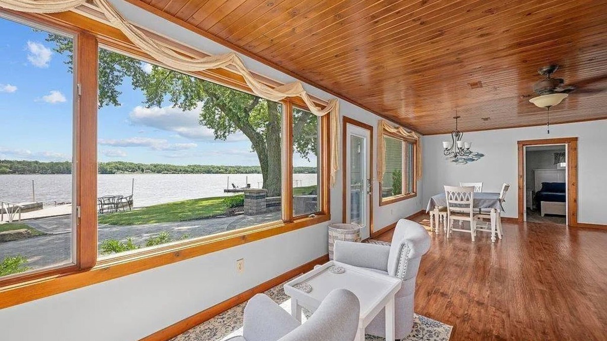 Scott County House | JOY by the River 3-bedroom RIVERSIDE bungalow w/WiFi, AC in charming Le Claire
