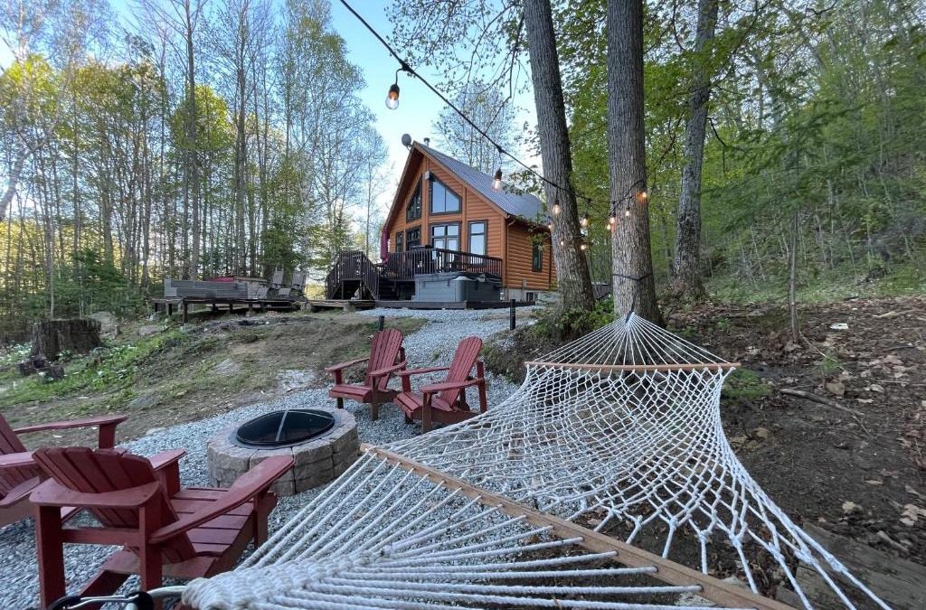 Bowman Ski Chalet | Joy's Chalet - Hottub, Lake, & Cottage