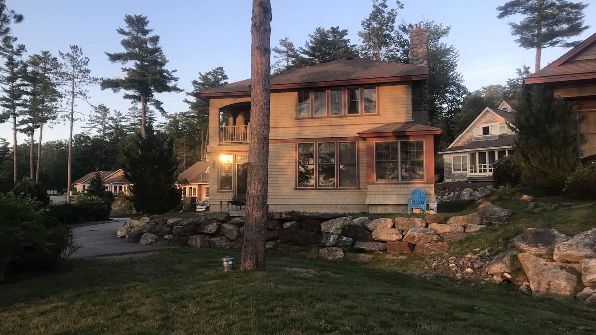 Edgecomb House | Joyful Maine Escape: A Three-Bedroom Water View Townhouse