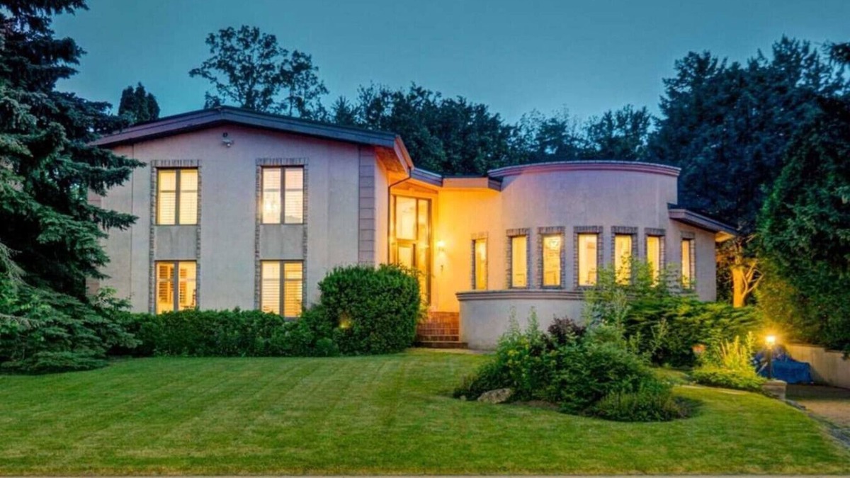 Sheridan Villa | Joyful Mansion with Charm Indoor