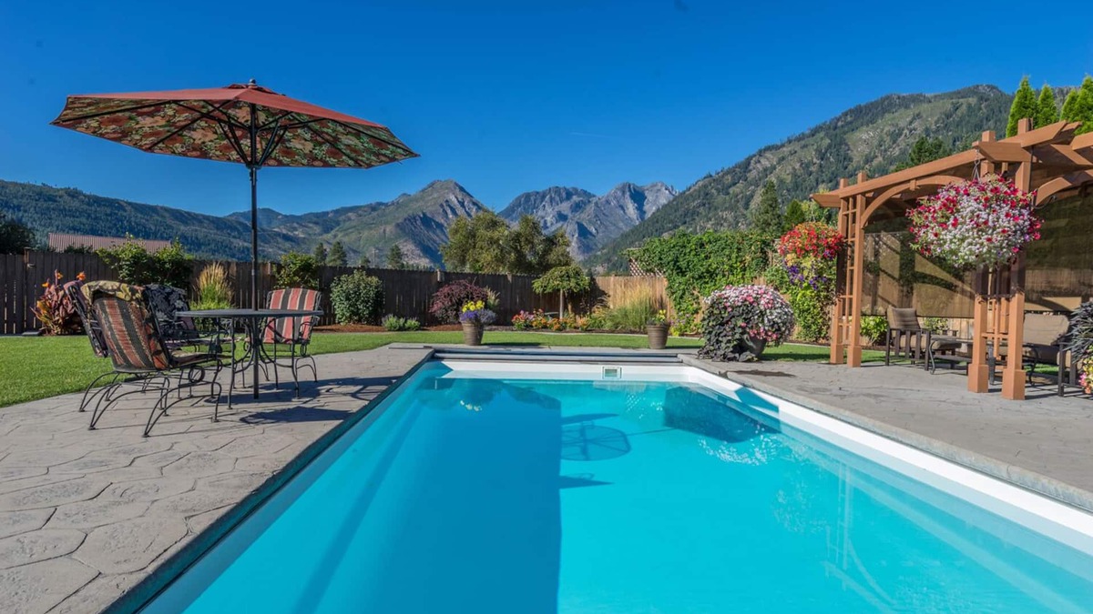 Leavenworth House | Joyful Place ~ Saltwater Pool ~ Hot Tub ~ Game Room