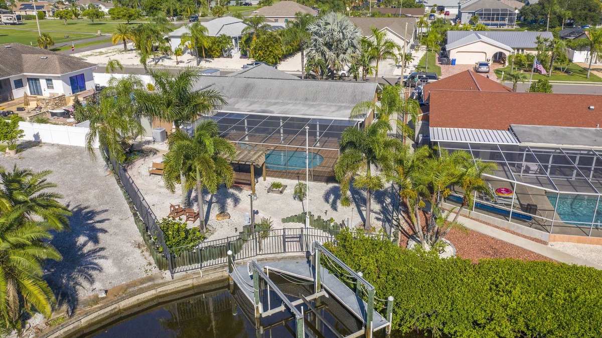 Apollo Beach Villa | Joyful Waterfront Heated Pool 30d+ discount 3b-2bth full of games