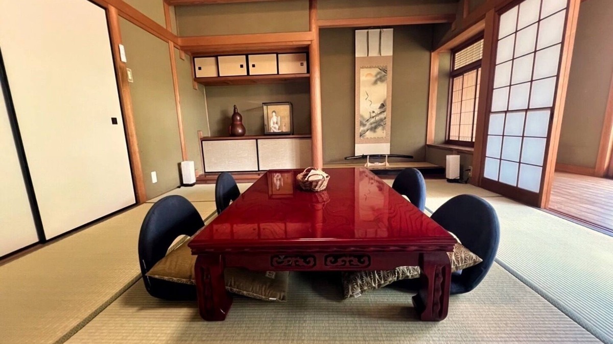 Hakata-ku House | Fukuoka Airport and Hakata Station are both within 5 minutes! A samurai family's mansion elegantly set on a 300 tsubo (1,860 m2) site. Easy access to Fukuoka's tourist attractions, spacious enough to accommodate 10 or more people, and pets are allowed.
