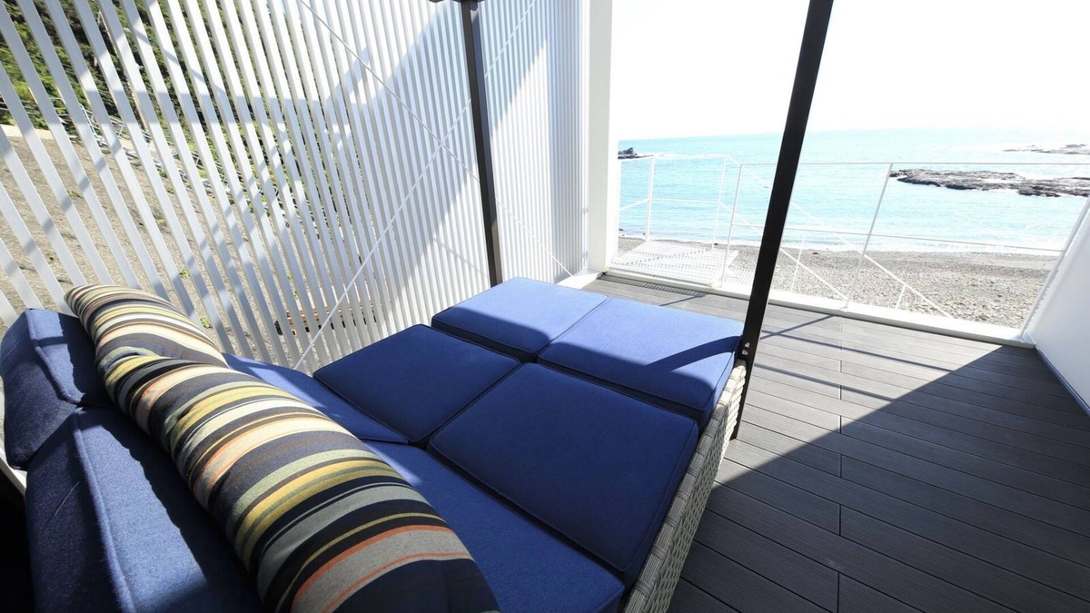 Wabuka House | All rooms are oceanfront.