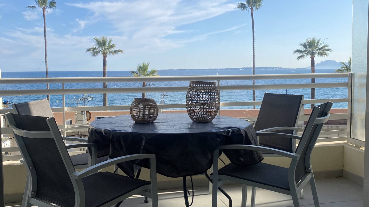 Juan-les-Pins Apartment | JUAN LES PINS Grand Studio Front de mer 4 Personnes
