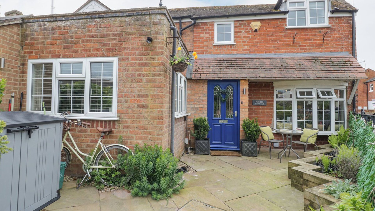 Stratford-upon-Avon Cottage | JUBILEE COTTAGE, pet friendly, with a garden in Tiddington