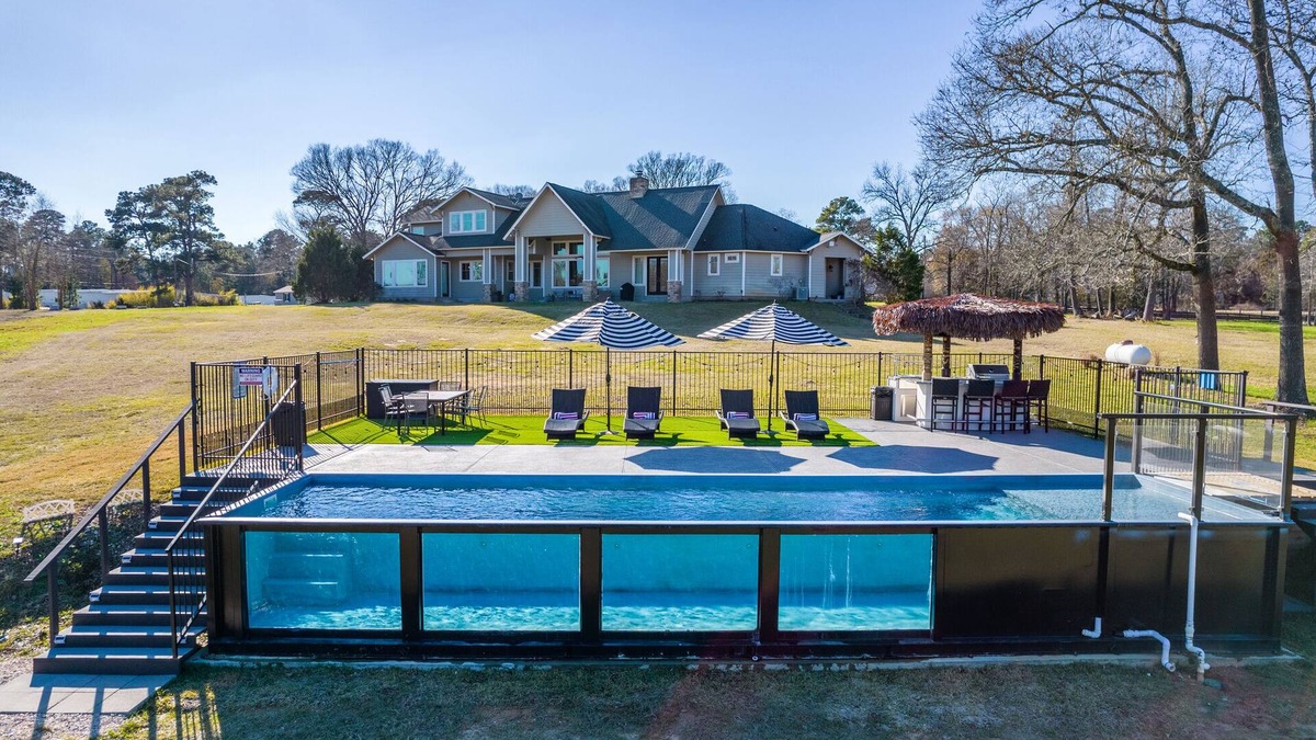 Willis Resort | Jubilee Group 2 min to Lake Conroe! Heated Pool, Stocked Ponds, Cute Pygmy Goats