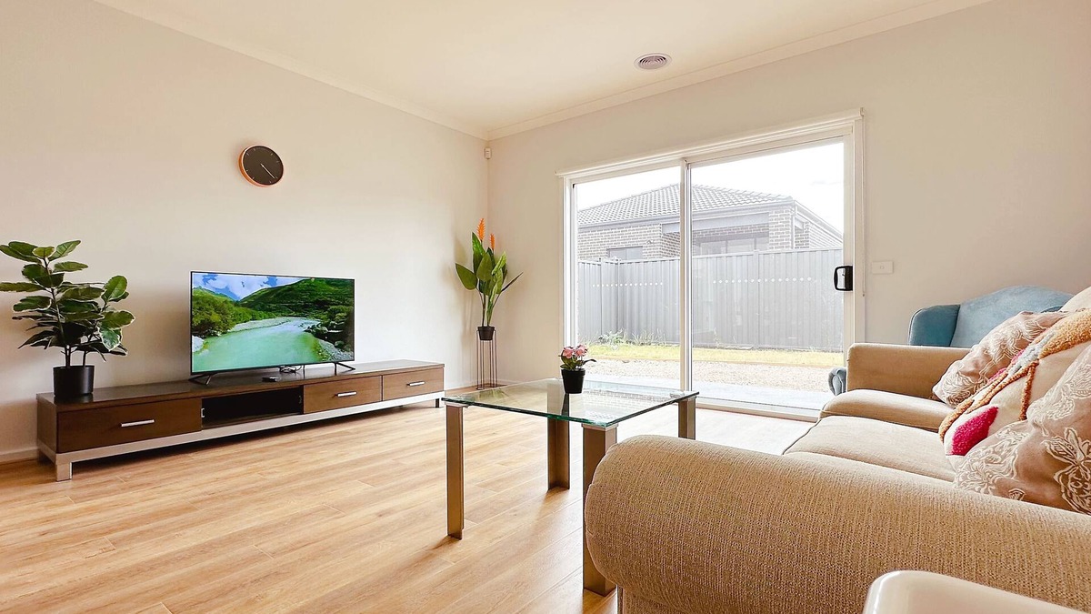 Manor Lakes House | Jubilee Home/Spacious Bedrooms/Comfy Beds/Smart TV