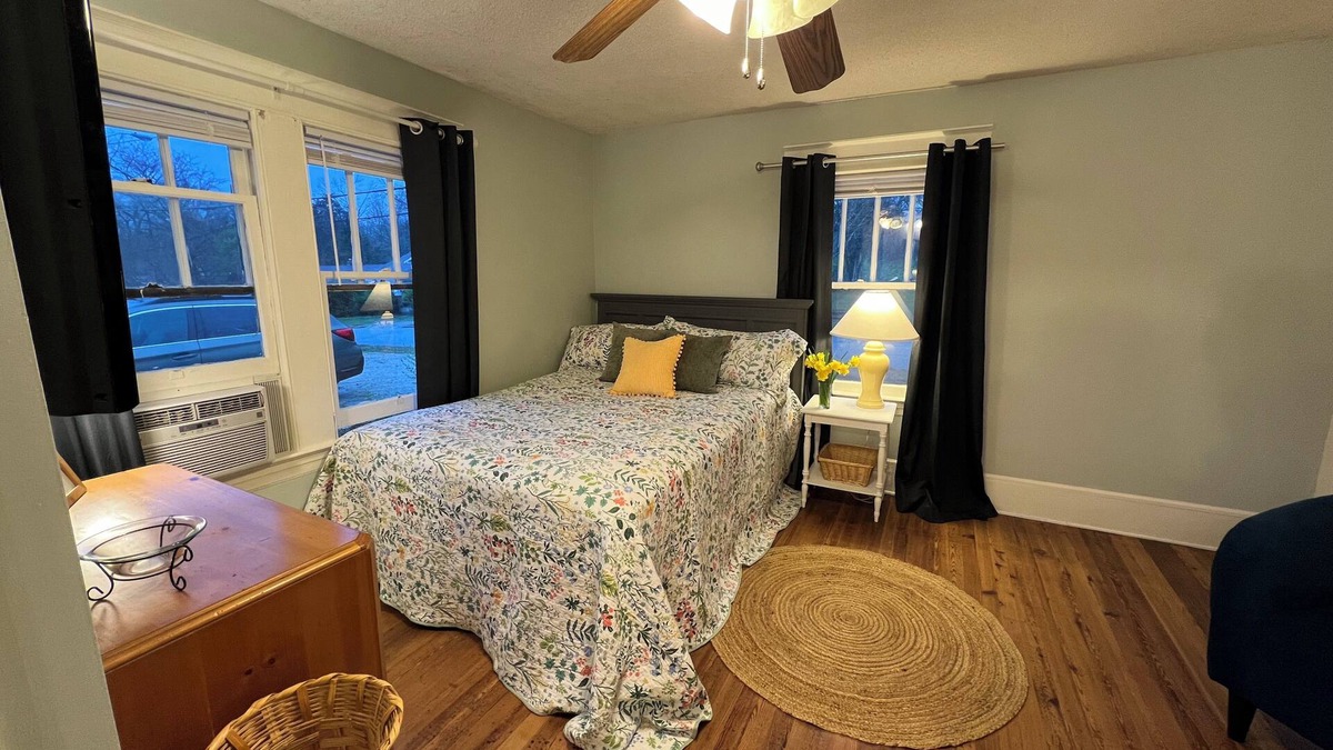 High Point Apartment | Jude's cozy & convenient downtown studio Apt.