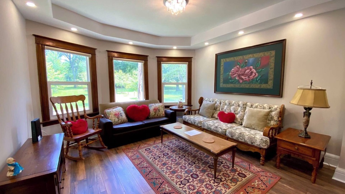 Thorold House | Juju’s house - Modern Vintage Rental unit at downtown Thorold