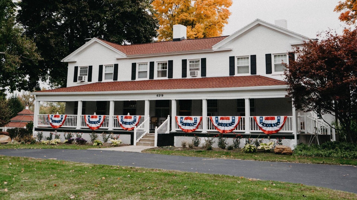 Hubbard House | Julia's Bed & Breakfast 6500 Sq Ft. Sleeps 16 with 8 Bathrooms