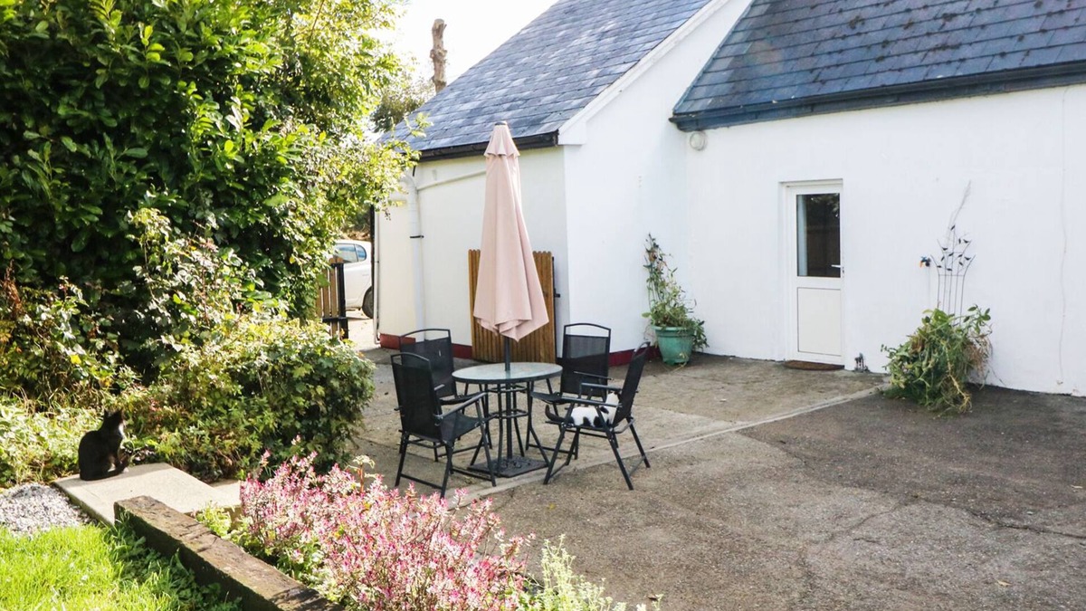 Castleisland Cottage | JULIE'S COTTAGE, pet friendly in Castleisland, County Kerry