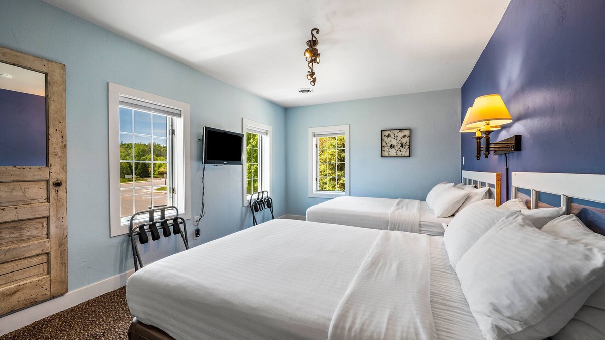 Fish Creek Hotel | Julie's Park Cafe and Motel