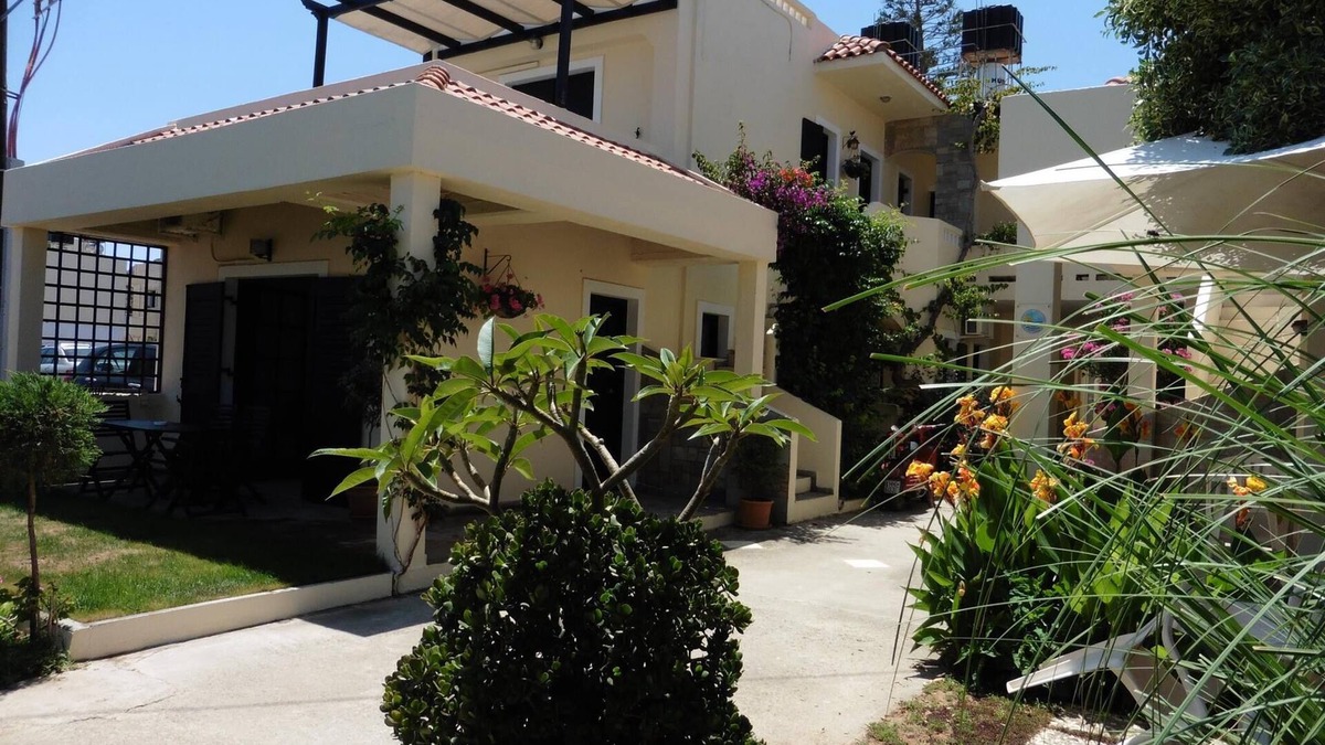 Heraklion Apartment | Julie's studio in Kokkini Hani, 2 mins walk to beach. Near famous theme parks!