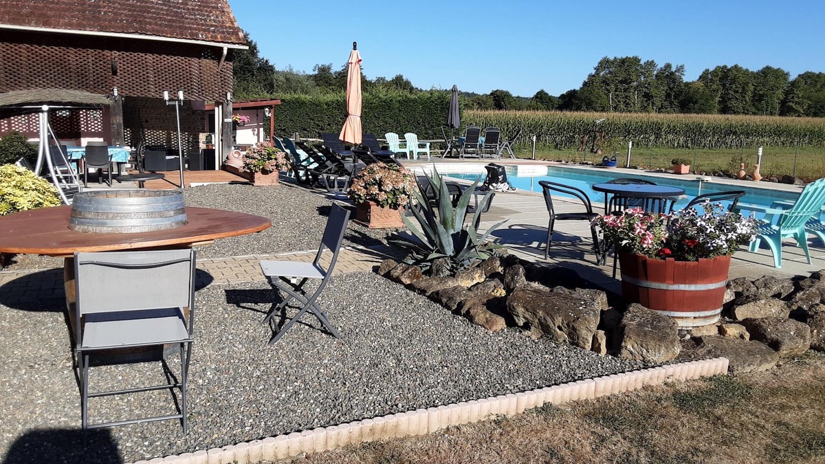 Larreule Cottage | JULIET - Beautifully Restored Barn With A Large Pool And Mountain Views