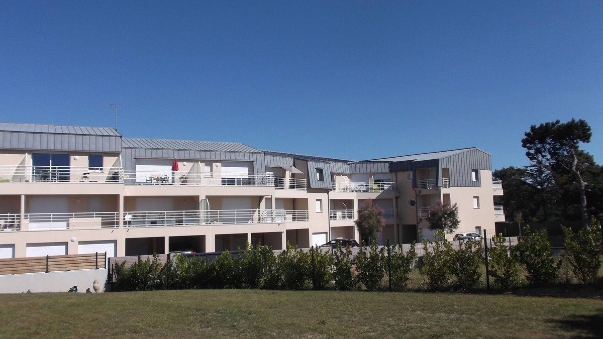 Jullouville Apartment | Jullouville residence with elevator in calm environment near beach