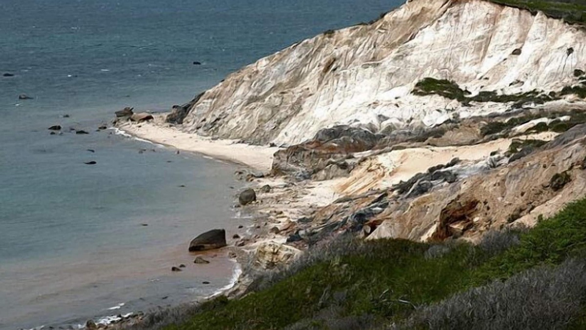 Aquinnah Condo | July 7th to 10th, Ferry tkts available! Aquinnah condo at cliffs, walk to beach!