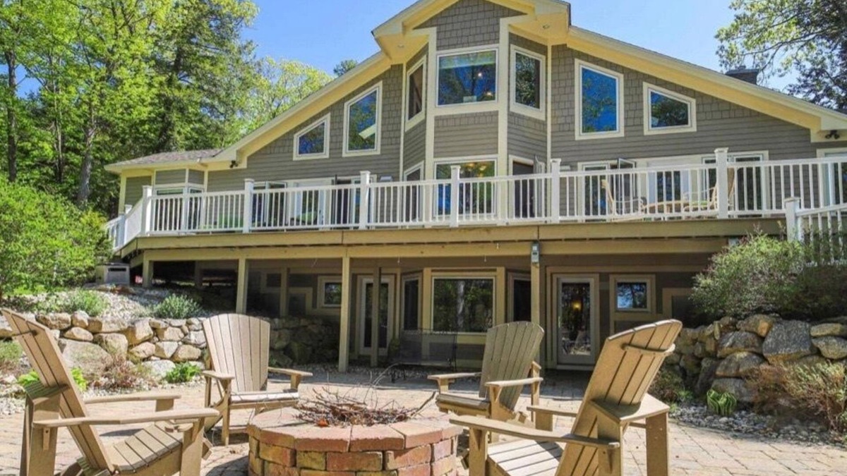 Raymond House | * JULY SPECIAL * Stunning and spacious waterfront home on Raymond Pond