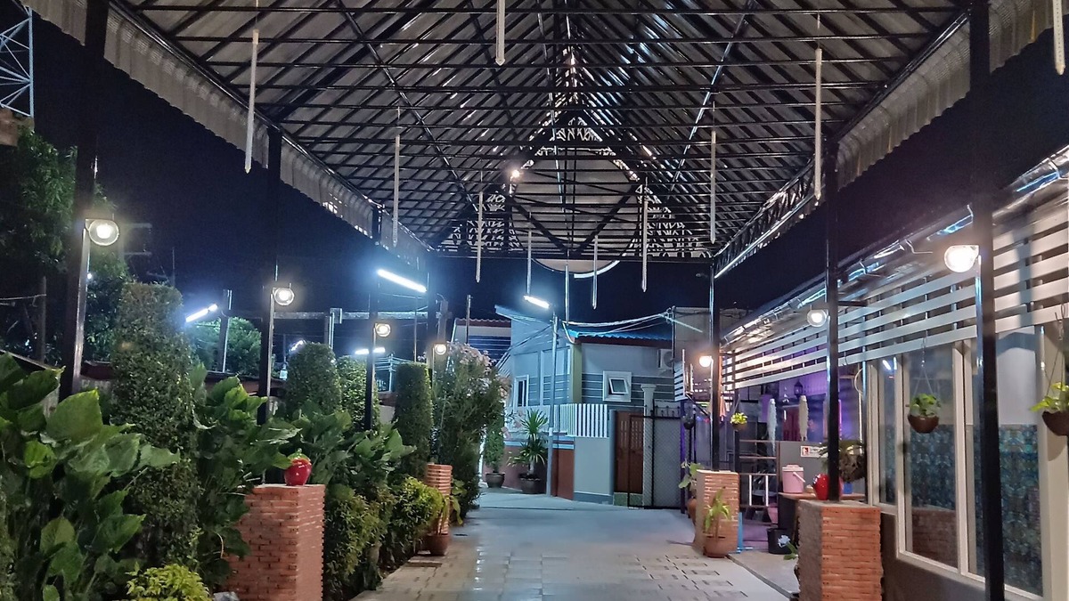 Wiset Chai Chan Hotel | Jumbo Villa Homestay and Resort