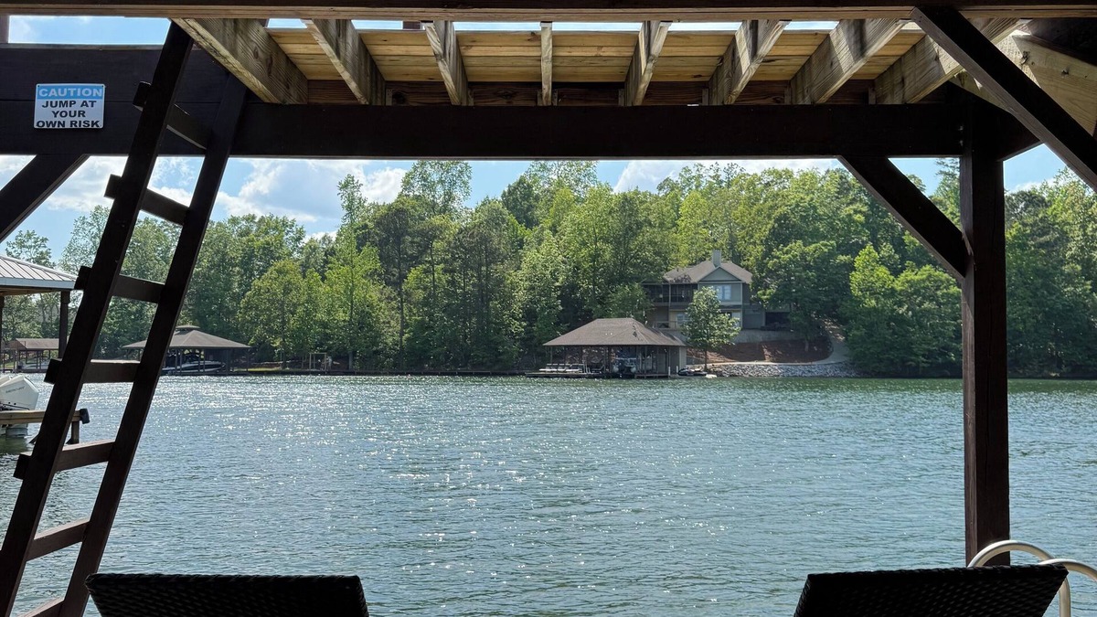 Dadeville House | Jump Platform & Rope Swing, Dock. Kayak. Screened Porch. Firepit. Family Fun!