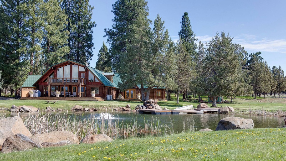 Sisters House | Jumping Juniper Ranch sleeps 12, private pool, sauna, disc golf, mountain views