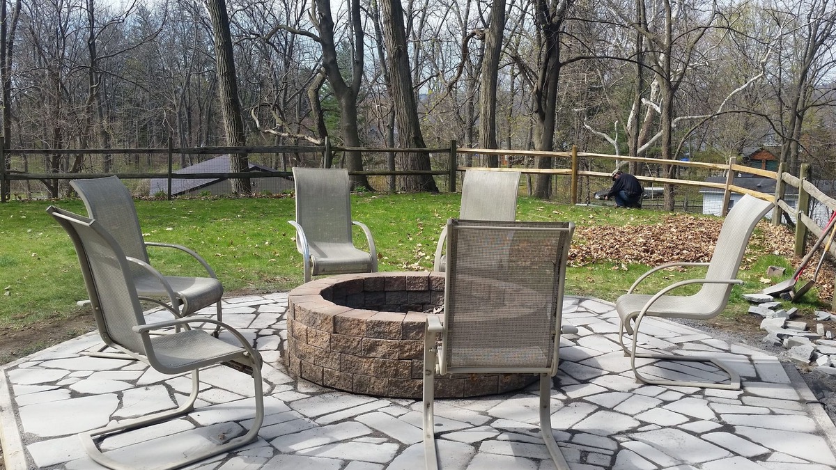 Valois House | June Special Quiet Lakeview Home 1.5 acres, Paved Road HotTub, Firepit, AC, WIFI