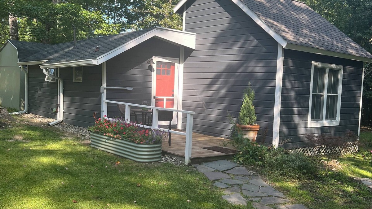 Woodstock Cottage | Junebug Cottage: peace, love and privacy a short walk to Woodstock village green