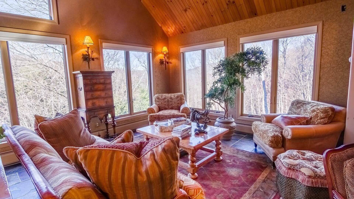 Killington House | Jungle Book is the perfect house to rent for your World Cup experience. Relax in this designer home and have everyone join in to prepare a gourmet meal in the wonderful kitchen.